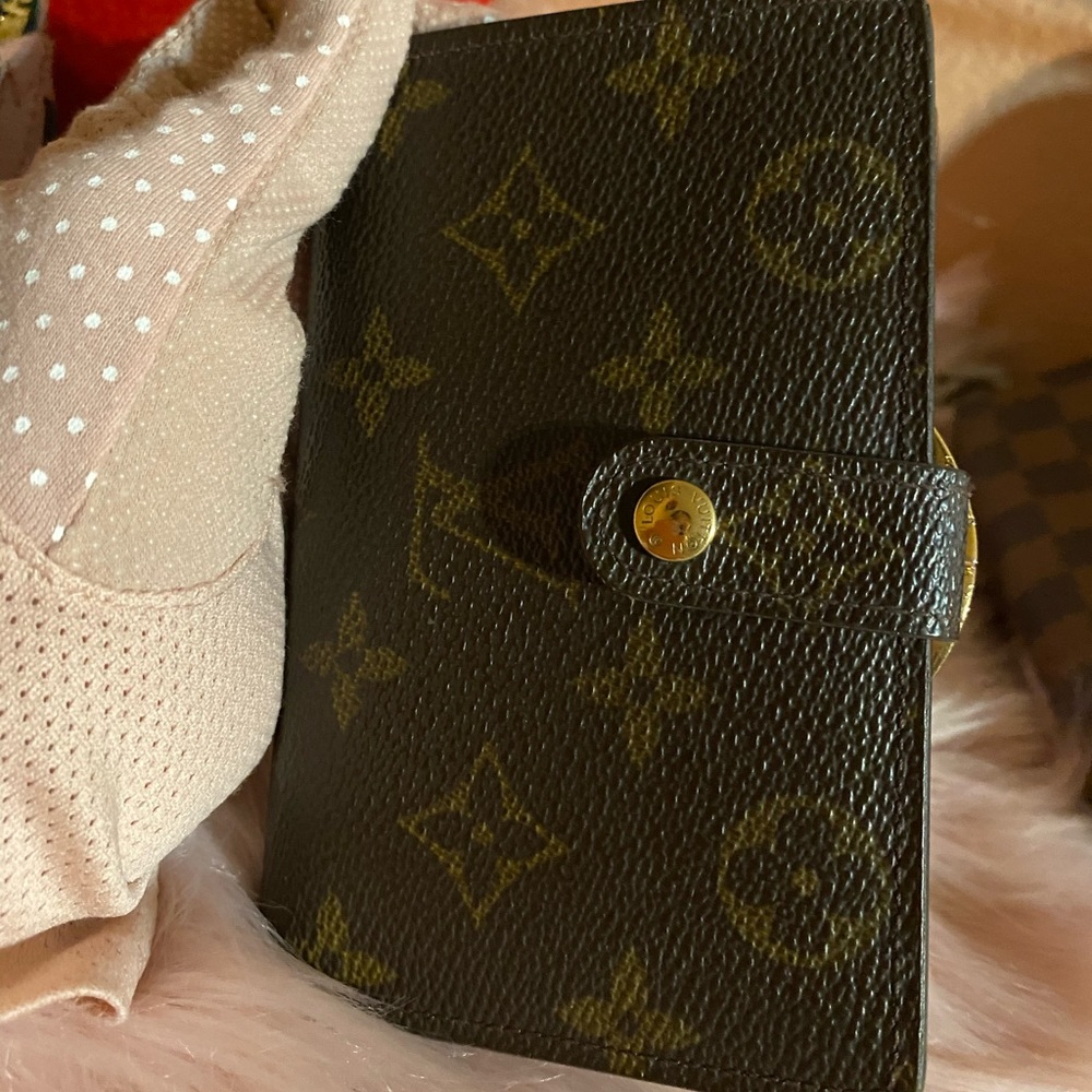 Authentic Louis Vuitton kisslock Monogram